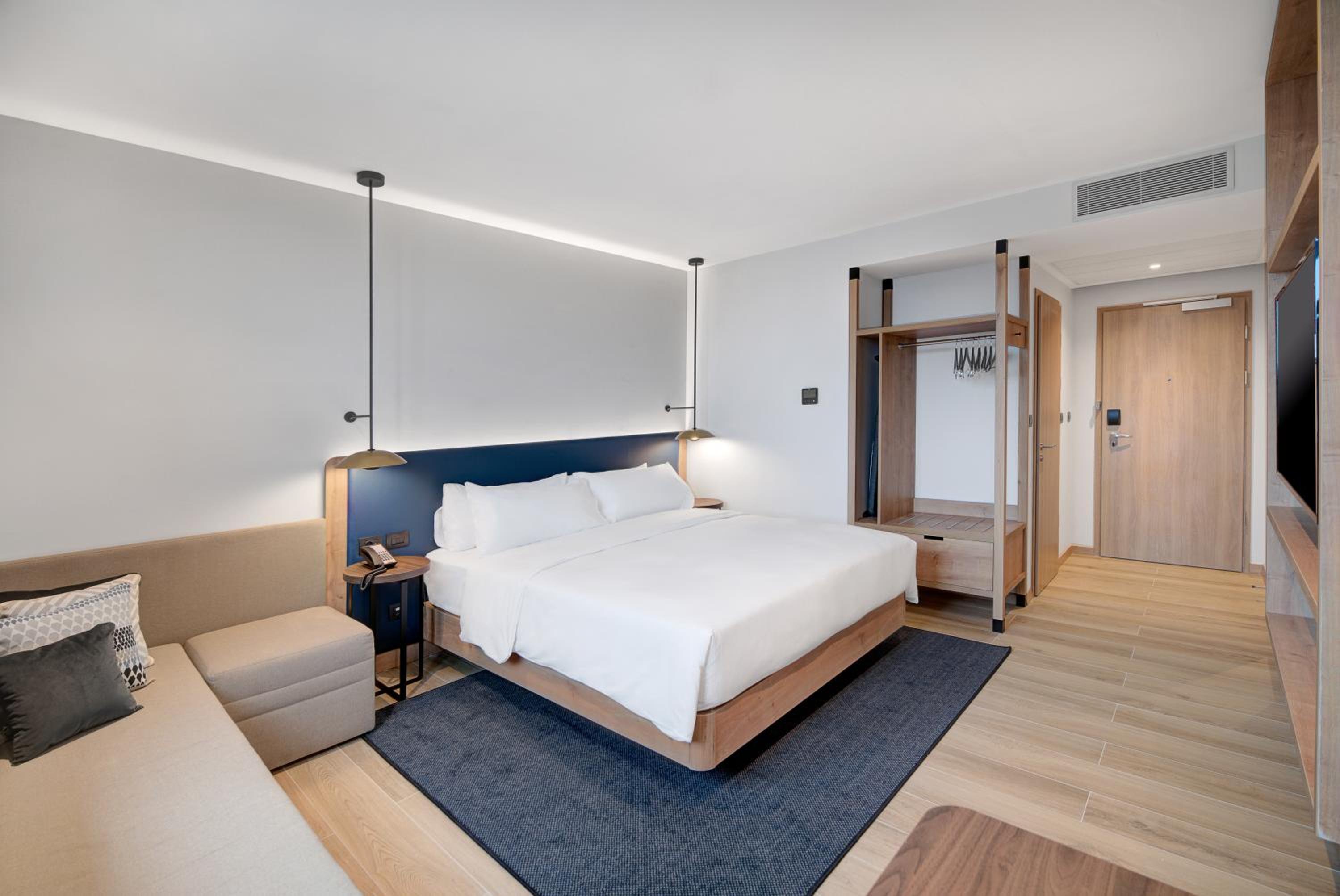 KING ROOM WITH SOFA BED