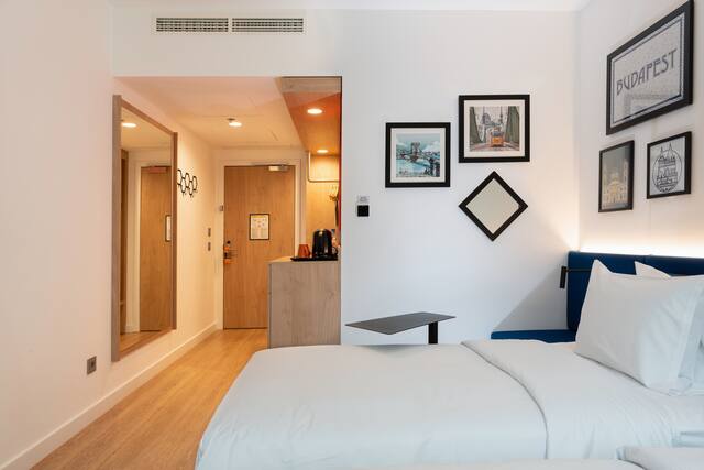 QUEEN ROOM WITH SOFA BED