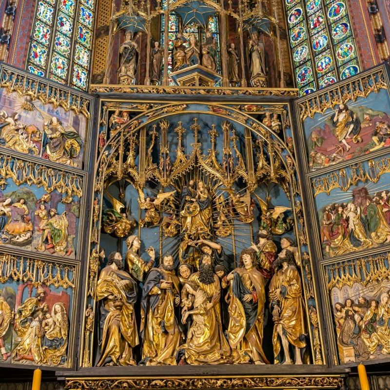 Old Town & St. Mary's Basilica Krakow: Entry Ticket + Guided Tour