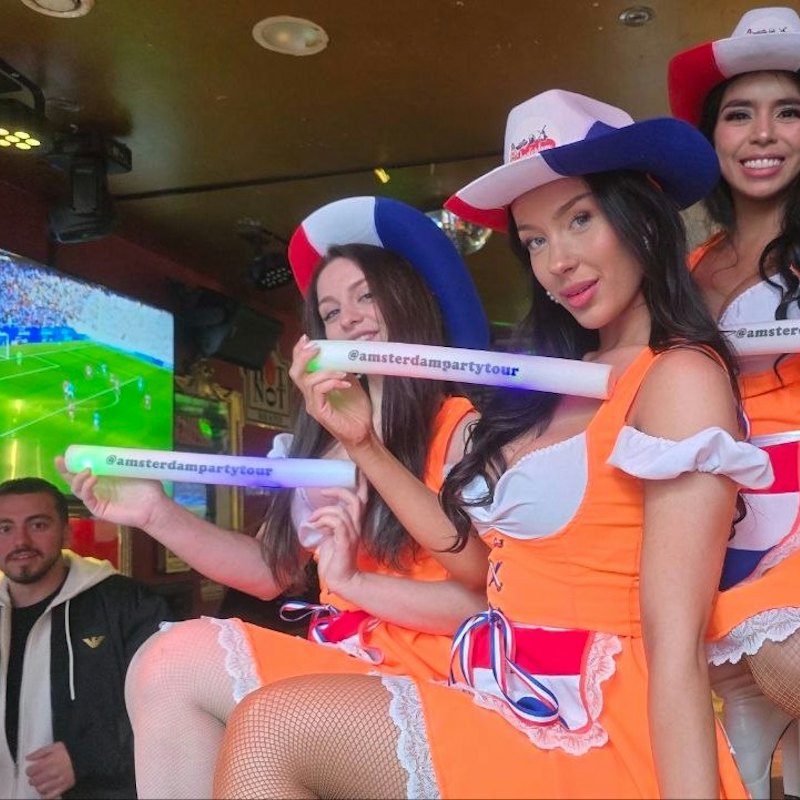 Amsterdam: Pub Crawl Tour with Beer Maid
