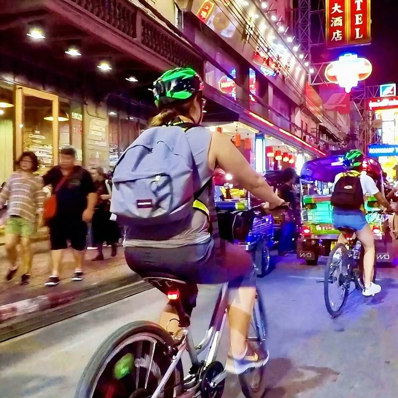 Bangkok: Small Group Guided Night Bike Tour + Dinner