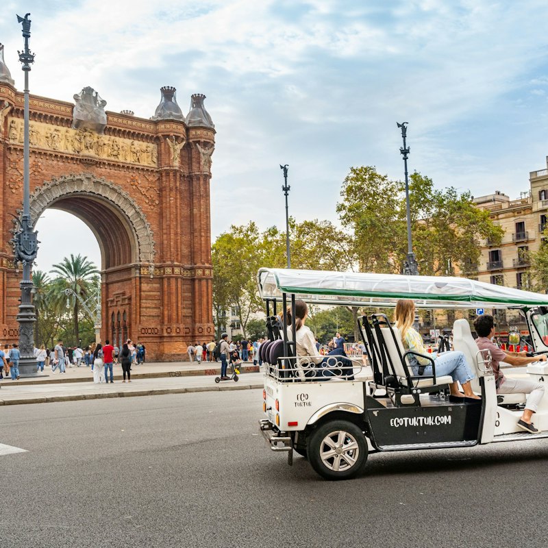 Barcelona: Welcome Tour by Private Electric Tuk Tuk