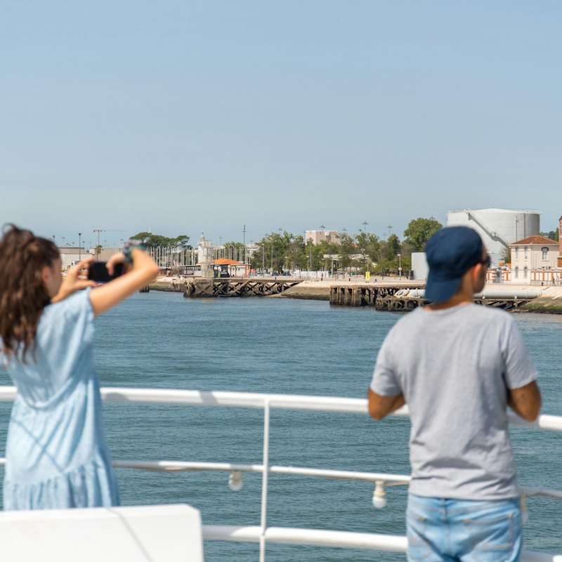 Lisbon: Tagus River Boat Tour + Drink