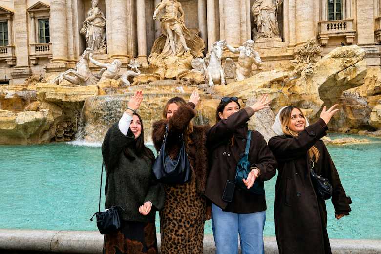 Trevi Fountain: Entry Ticket + Guided City Walking Tour