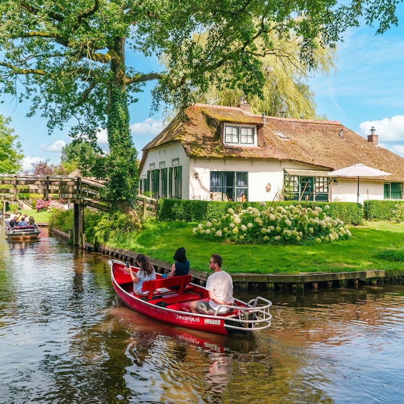 Giethoorn: Guided Tour from Amsterdam + Boat Cruise