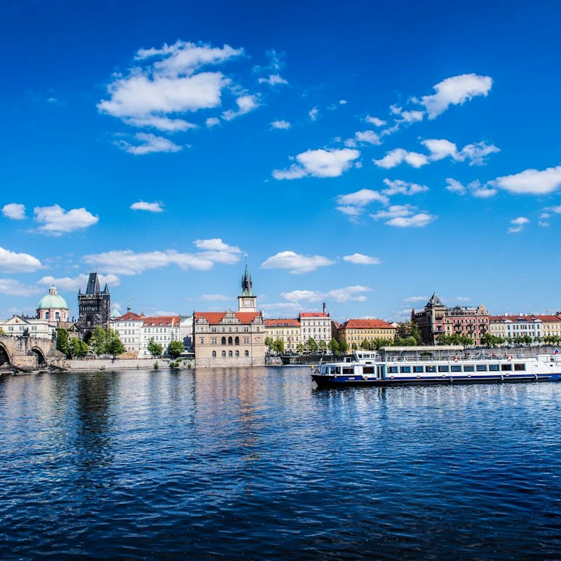 Prague: Sightseeing Cruise + Dinner and Live Music