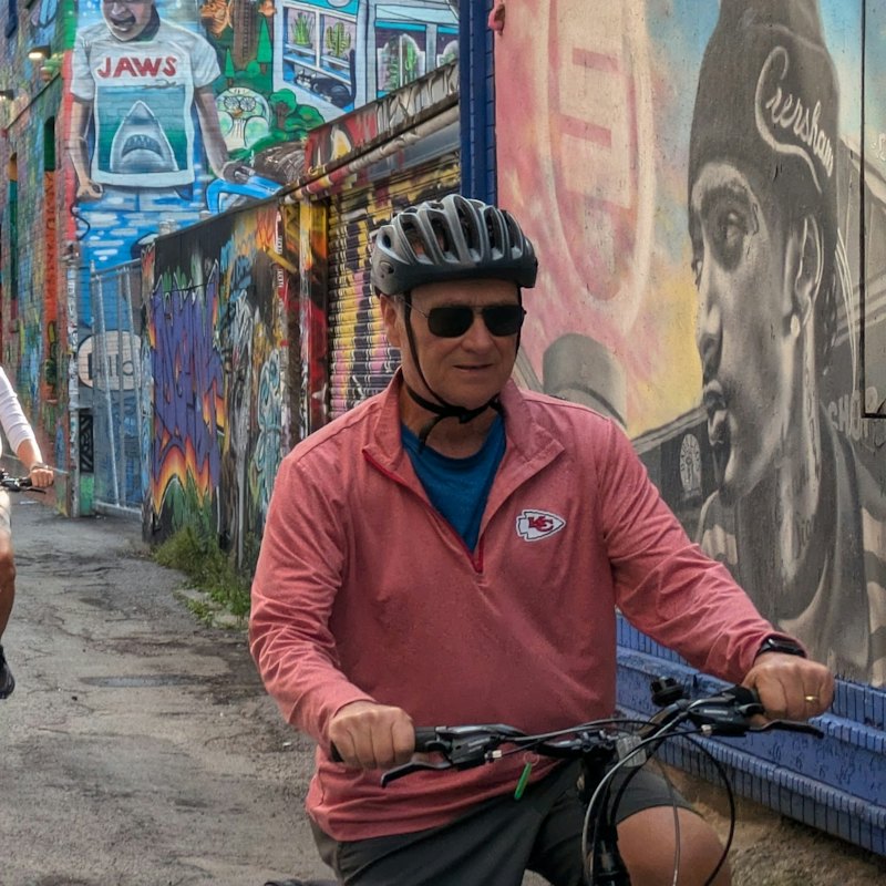 Toronto: Guided Neighbourhoods E-bike Tour