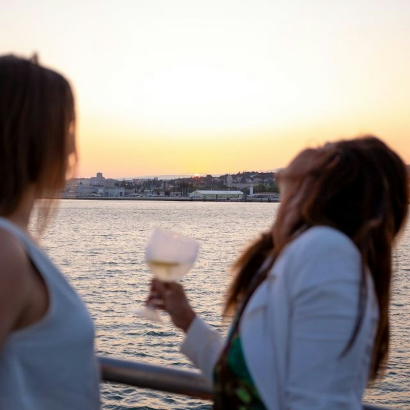 Lisbon: Tagus River Sunset Cruise with Drinks & Snacks