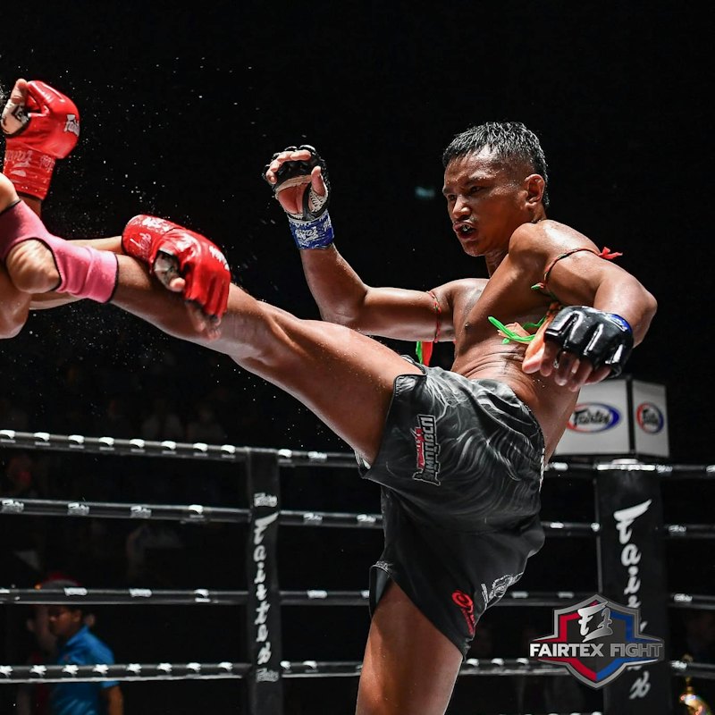 Lumpinee Boxing Stadium: Muay Thai Friday Match