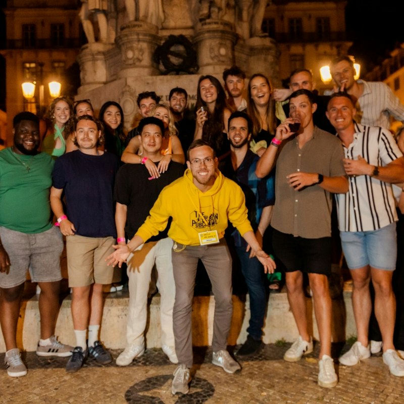 Lisbon: Guided Pub Crawl + 8 Drinks + VIP Club Entry